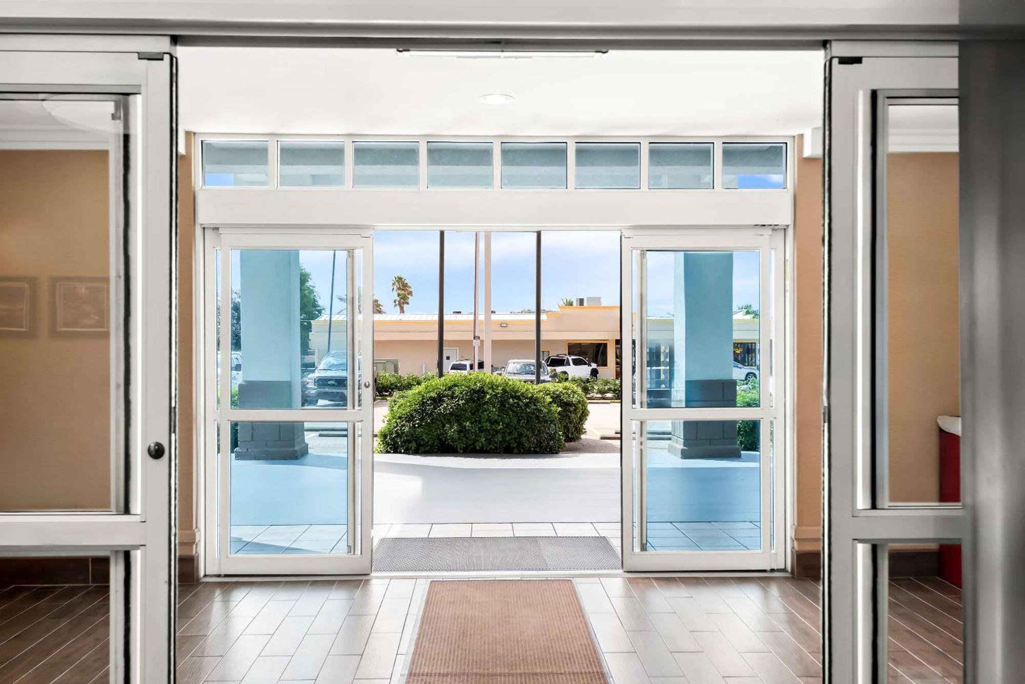 Comfort Suites New Orleans East Екстер'єр фото